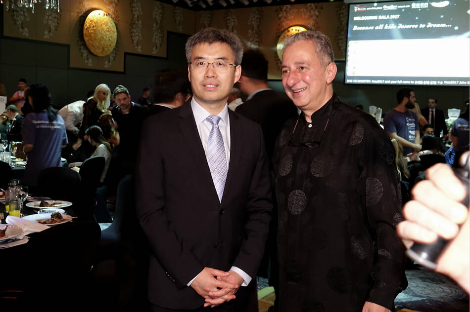 中华人民共和国驻澳大利亚墨尔本总领事赵建与同一片天（One Sky）全球主席Guy Russo在2017凤凰网“美丽童行”慈善晚宴墨尔本站亲切合影