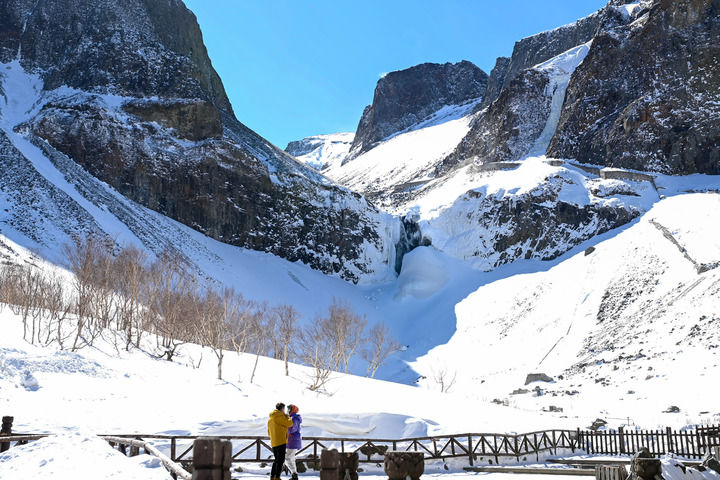 3月7日，游客在长白山景区内游览。