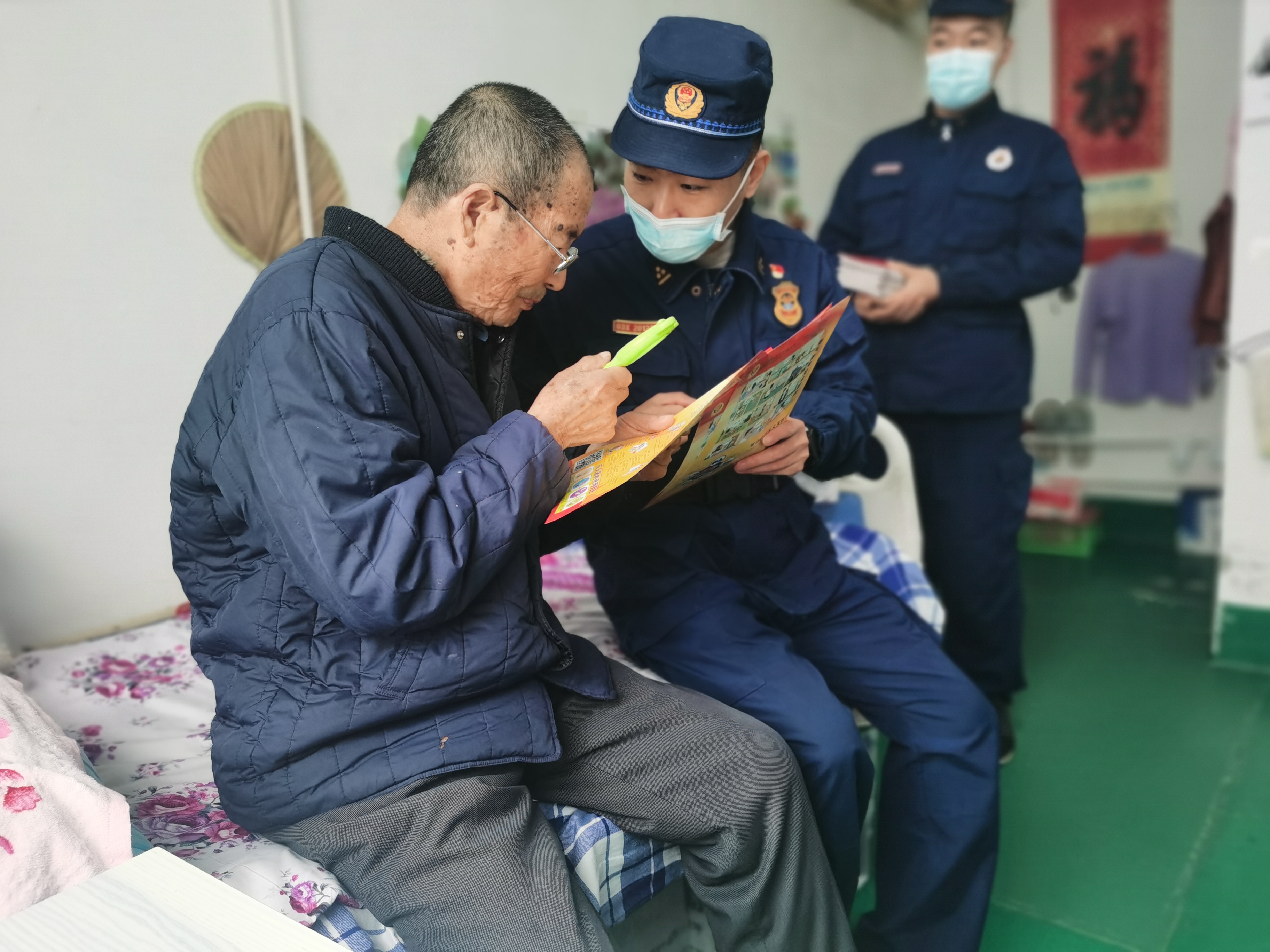 三河市消防员向养老服务中心老人宣讲消防安全知识