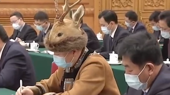 两会现场一位少数民族代表头戴“小鹿头”萌翻网友