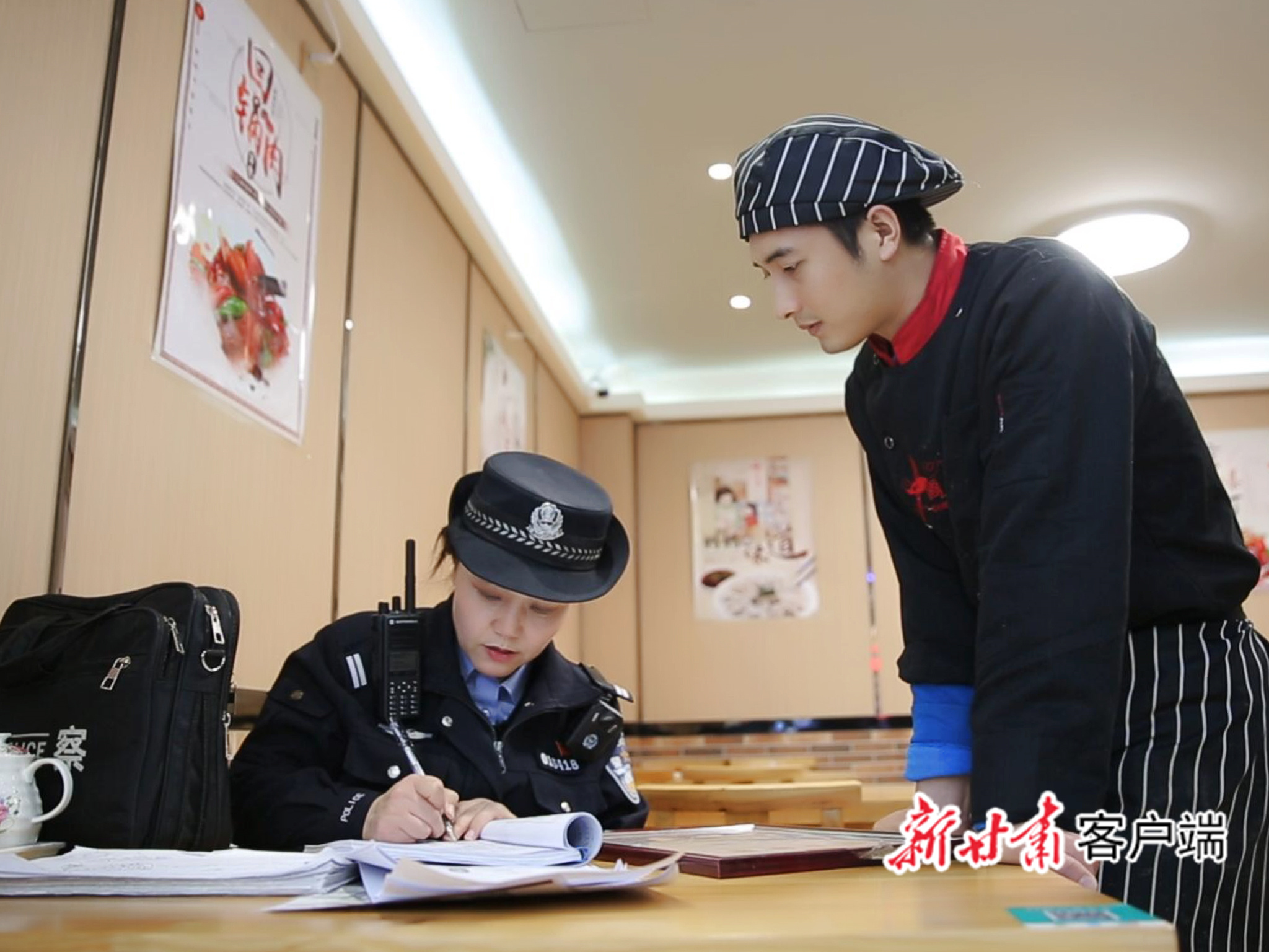 刘兰香了解商户情况（受访者供图）