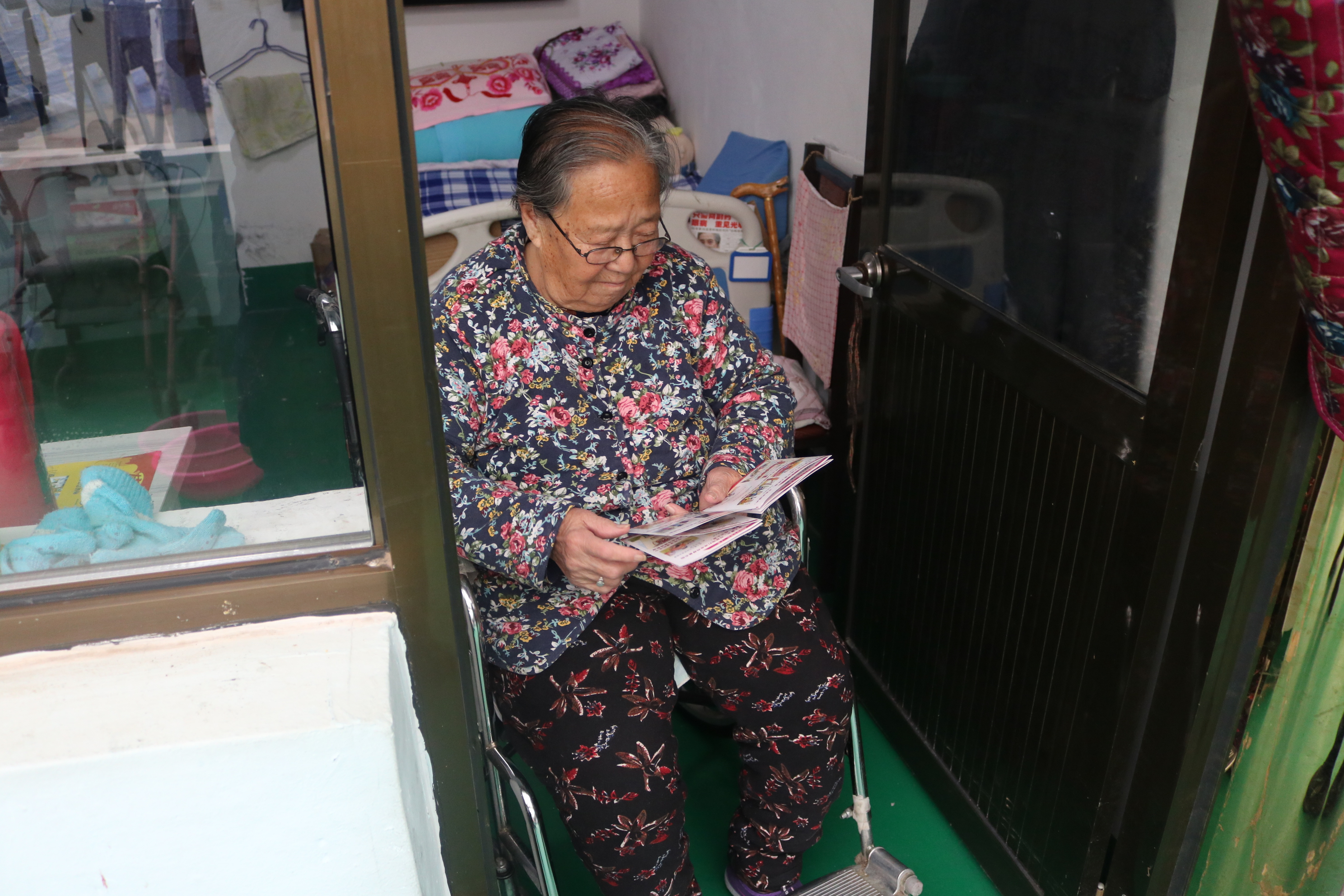 养老服务中心老人在学习消防安全知识