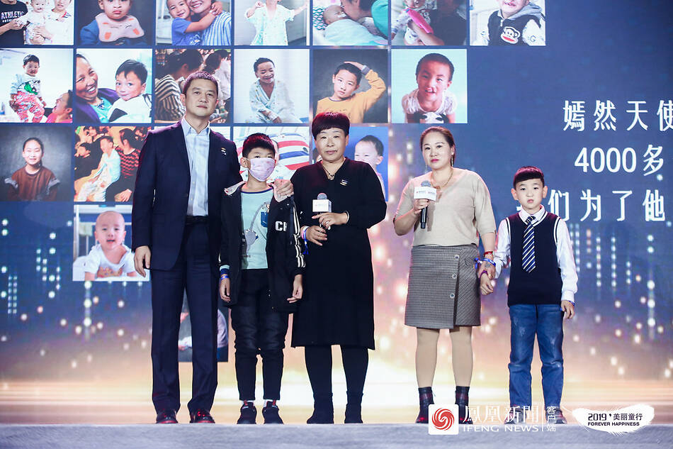 北京嫣然天使儿童医院发起人李亚鹏在2019凤凰网“美丽童行”公益盛典北京站与受救助儿童合影