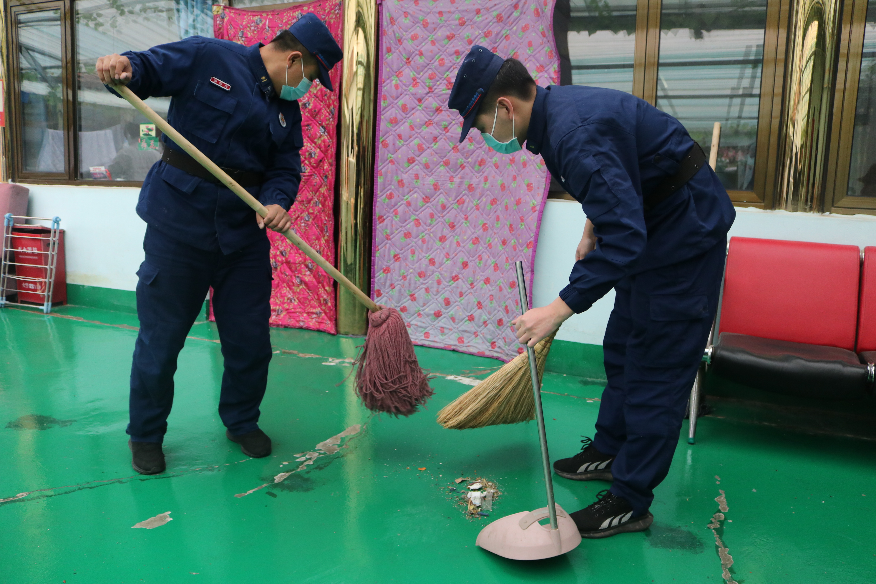 三河市消防员在养老服务中心打扫卫生