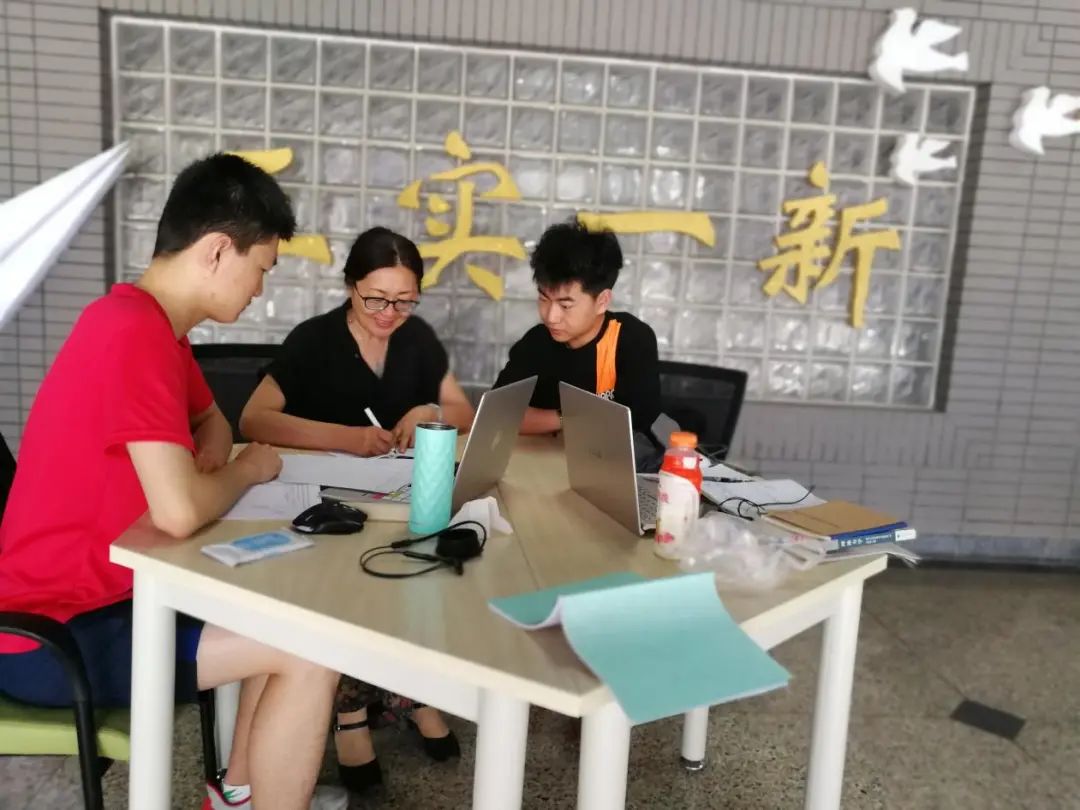 裴新凤老师给学生指导“课程设计”