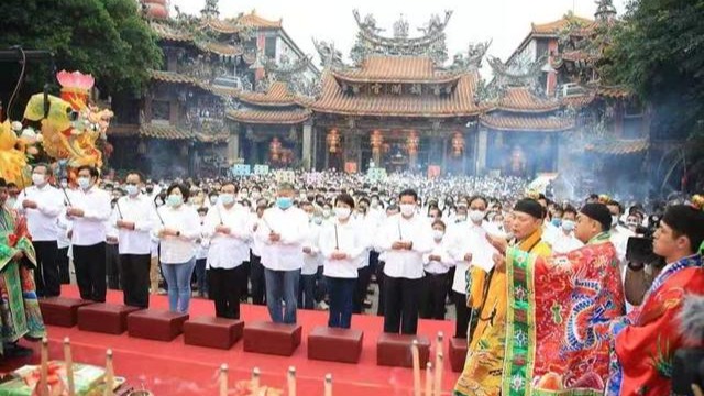 台湾举办祈雨法会，台中市长卢秀燕率官员跪拜两个多小时_凤凰网