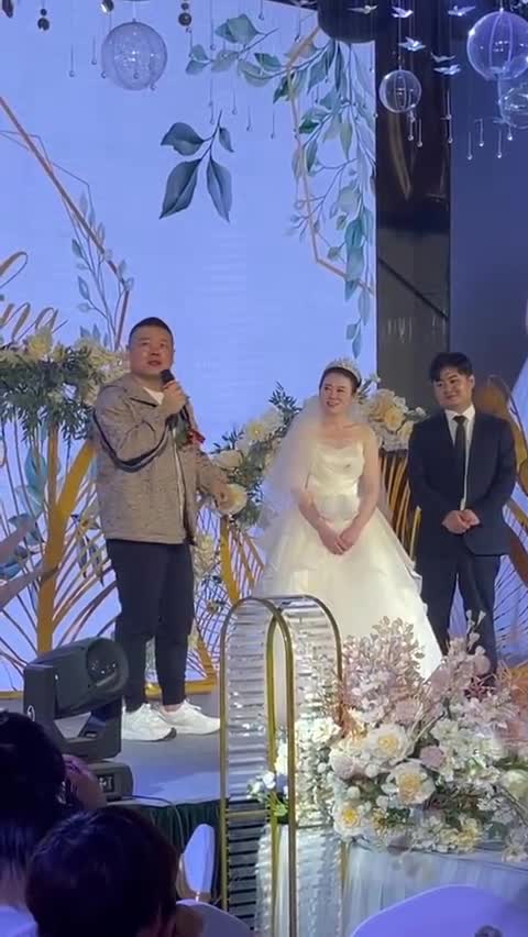 岳云鹏出席外甥婚礼 当证婚人登台致辞直结巴