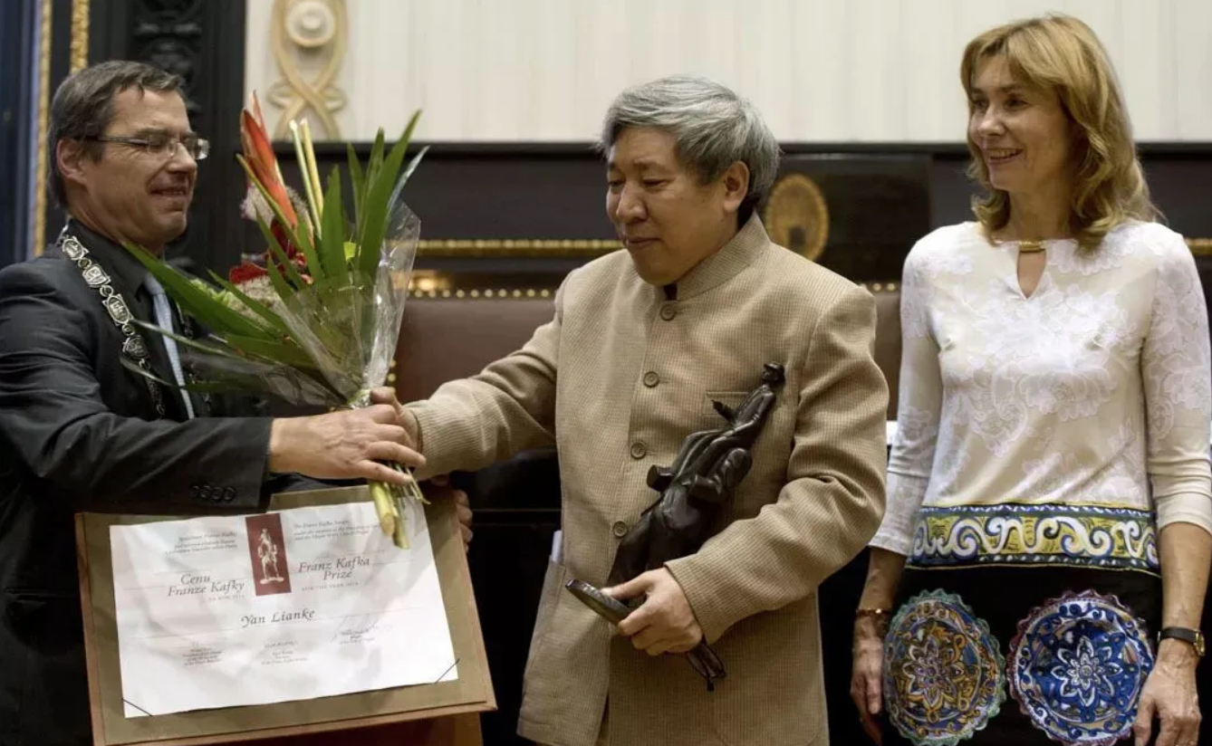 2014年10月22日，阎连科在捷克首都布拉格被授予弗朗茨—卡夫卡文学奖，成为获得该奖项的首位中国作家。