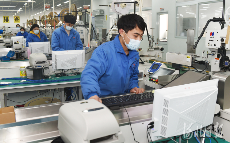 2021年3月10日，河北省曲周县得润电子有限公司的员工在生产线上作业。