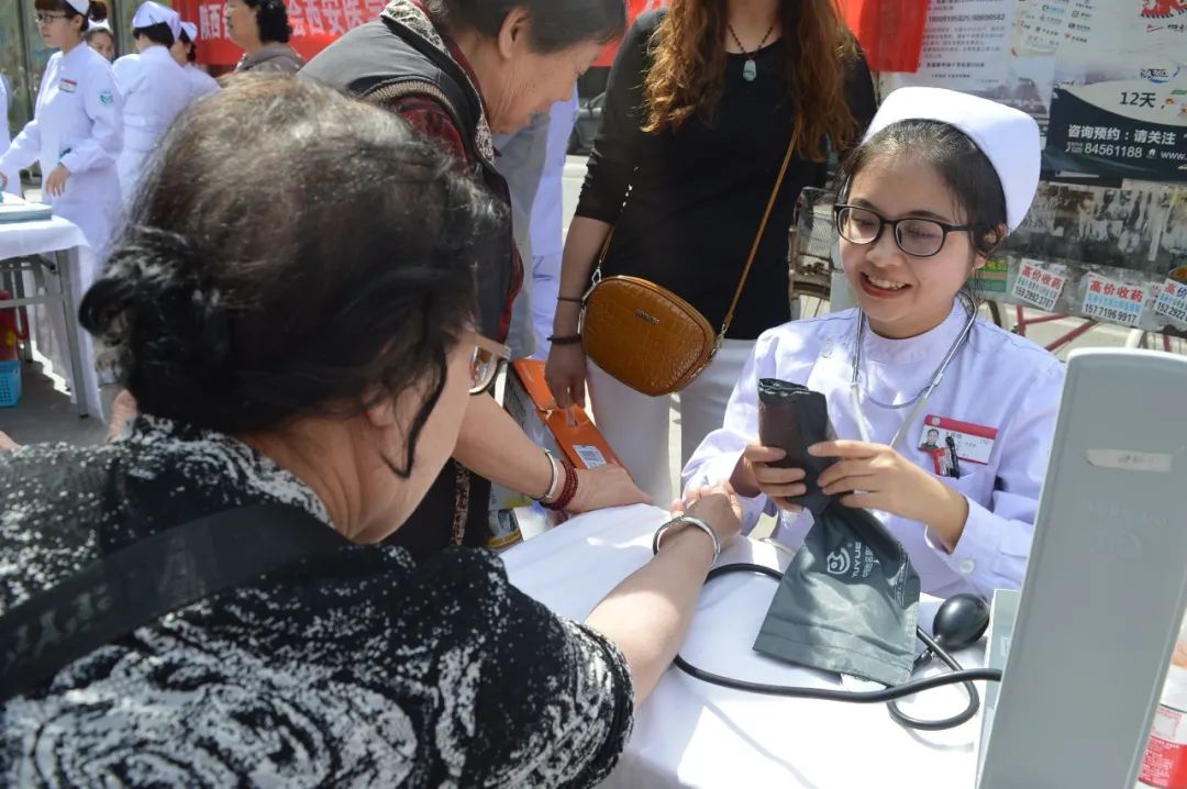 西安医学院一附院"她"力量 送你一朵小红花@女神