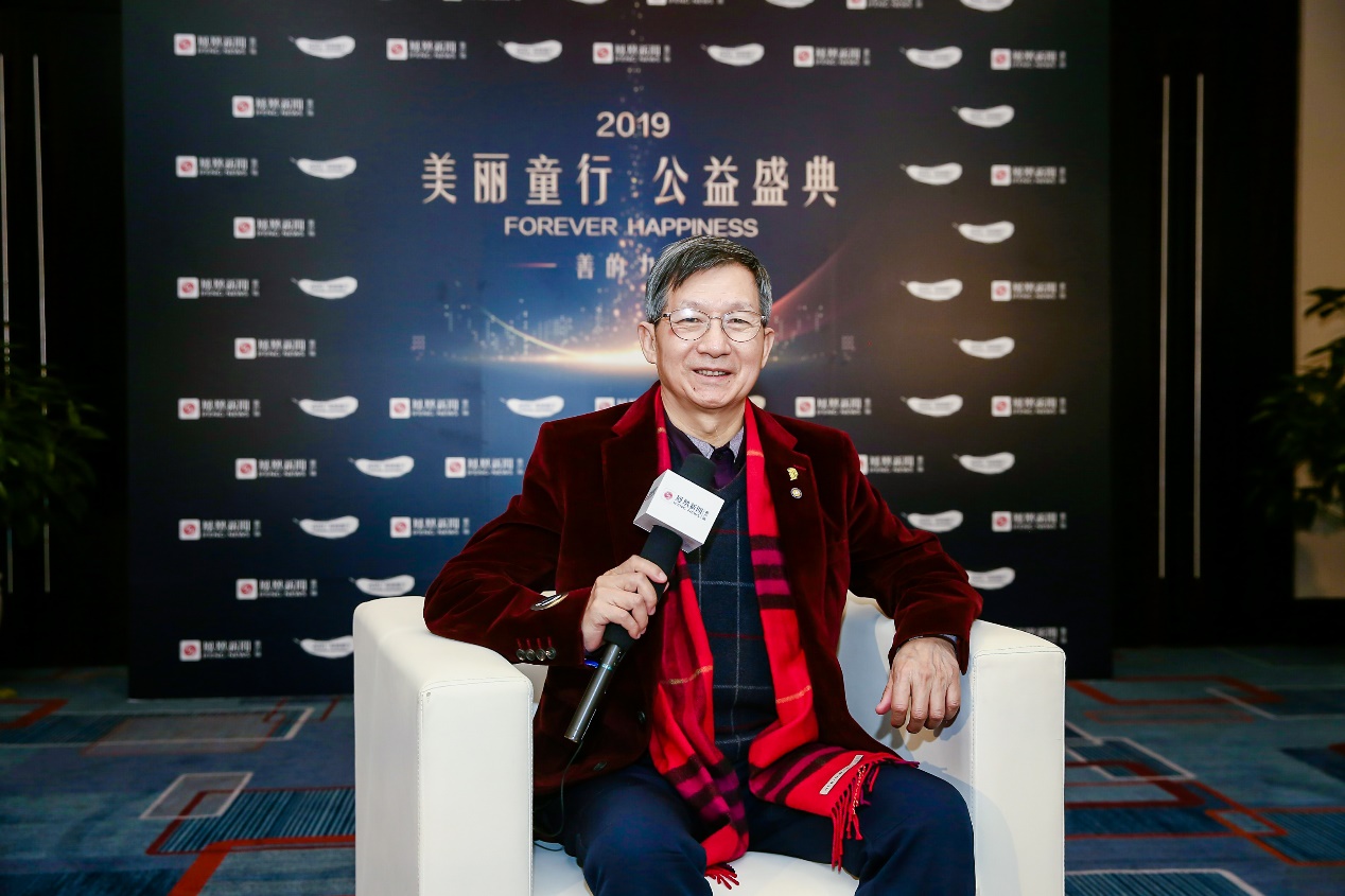国家一级美术师黄建南在2019凤凰网“美丽童行”公益盛典北京站接受记者采访