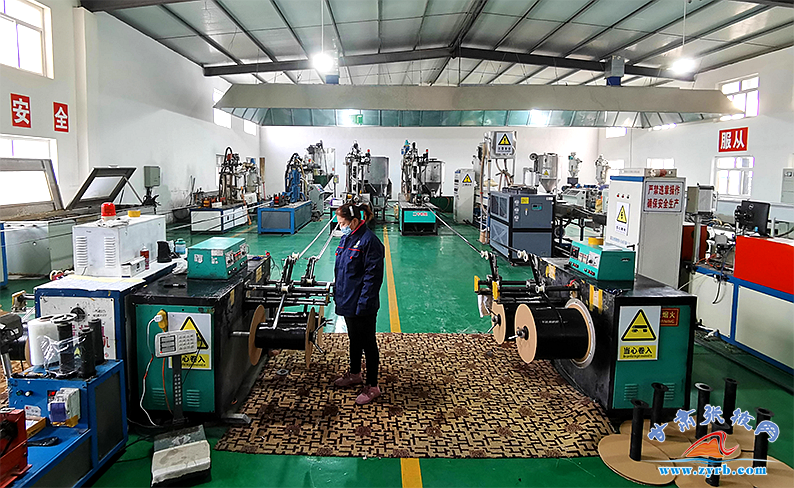 (滴灌带生产车间一角)