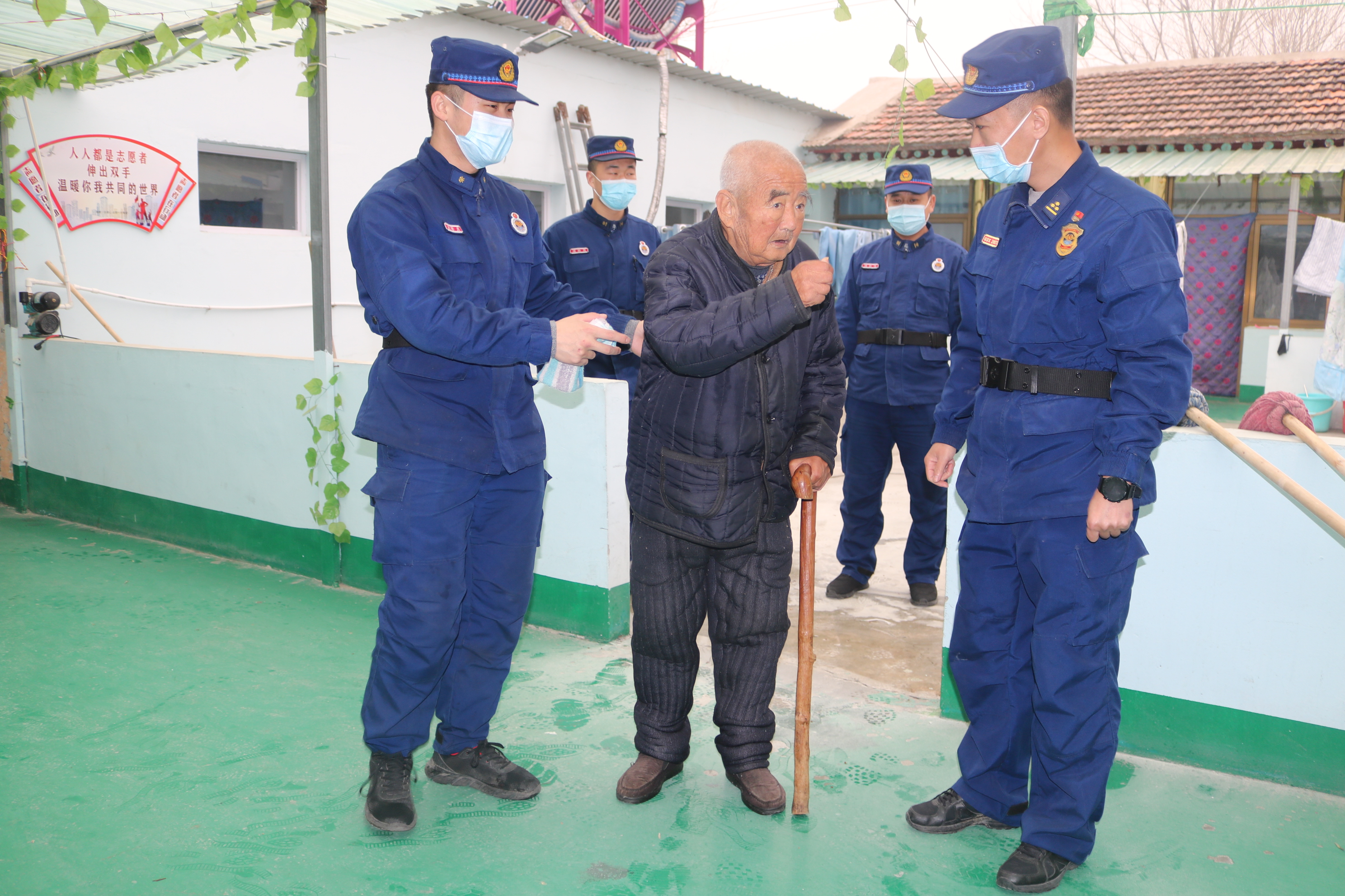 三河市消防员搀扶老人进行活动