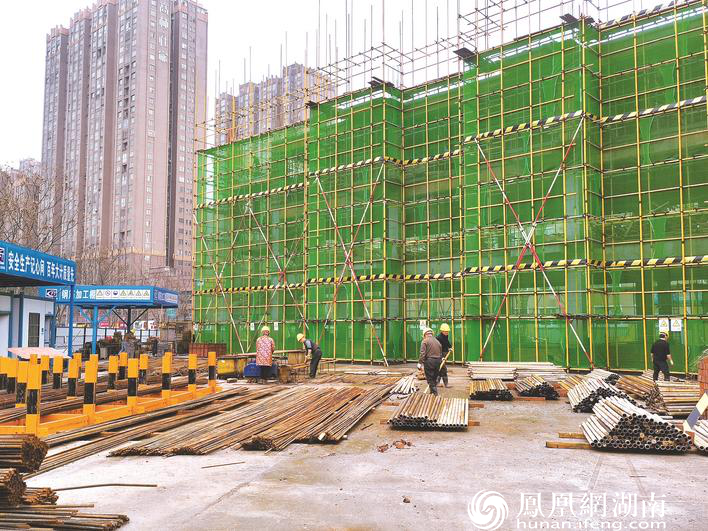 泉塘第二小学教学综合楼改扩建项目施工现场，工人们正在抢抓晴好天气抓紧施工。陈盼 摄