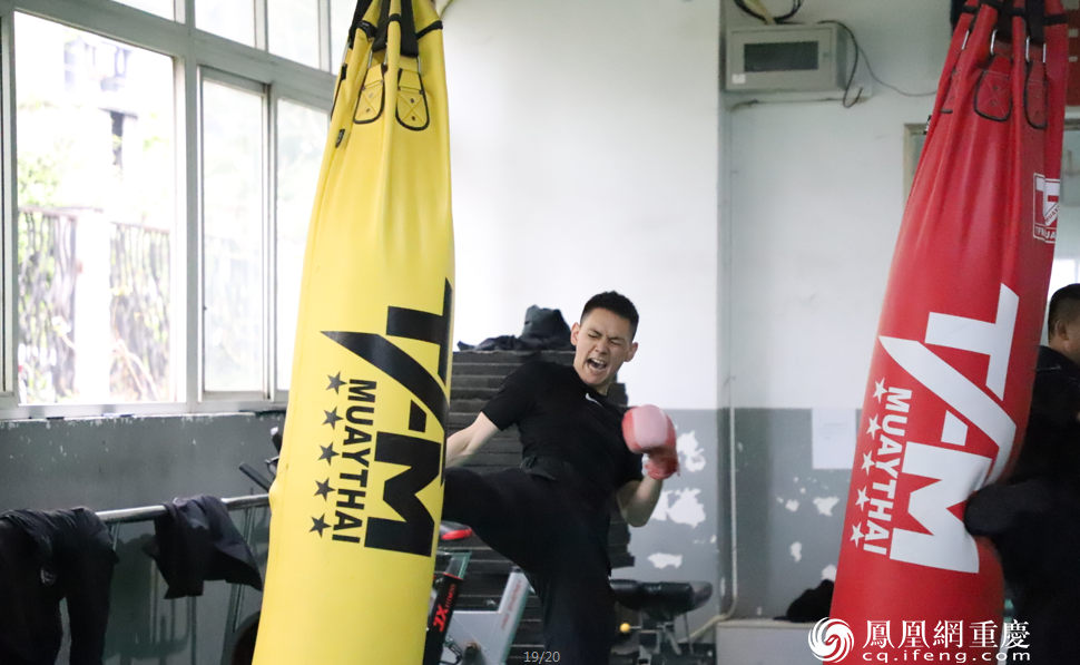 训练馆内进行实战训练