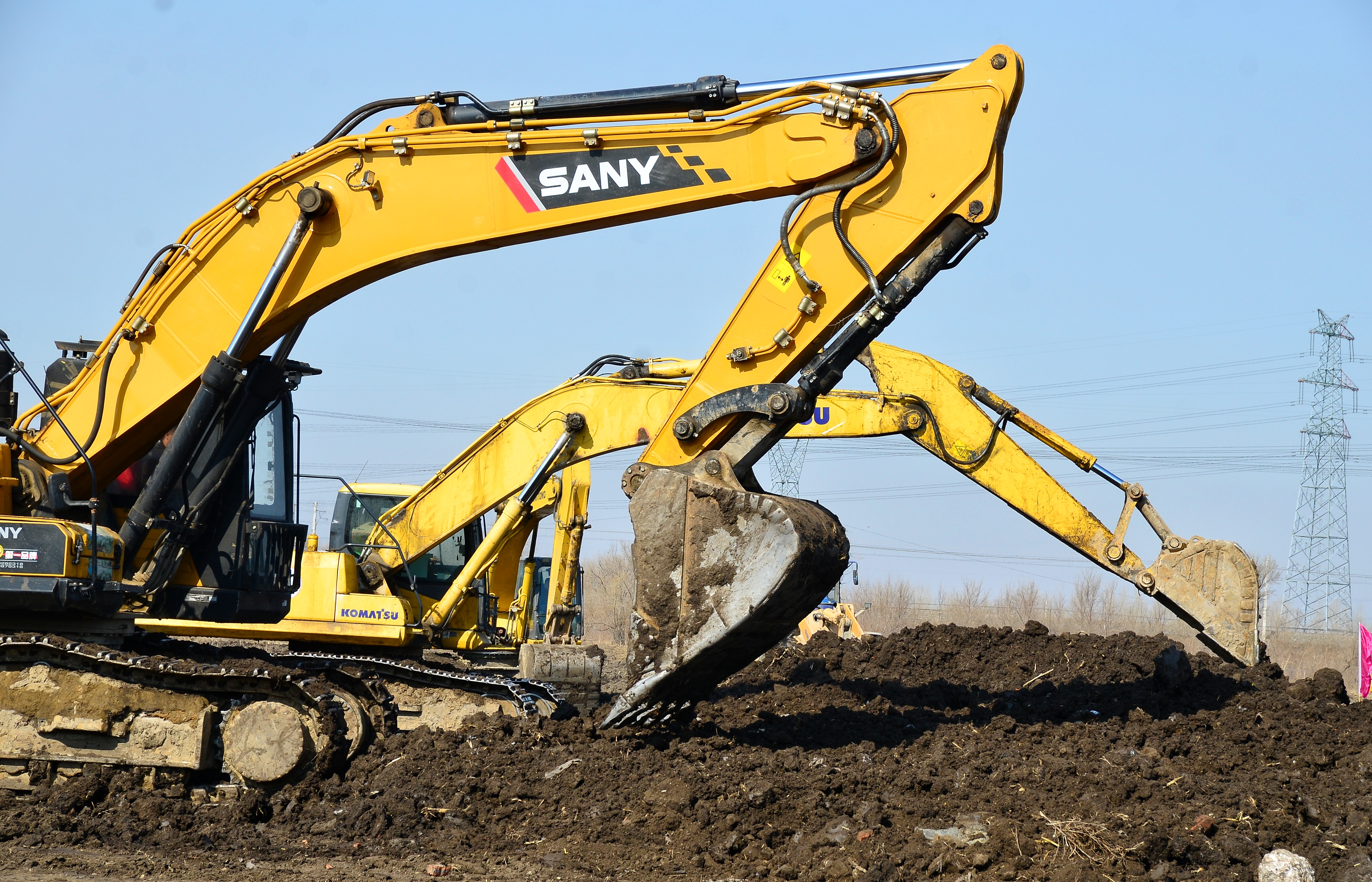 挖掘机挥舞长臂开工