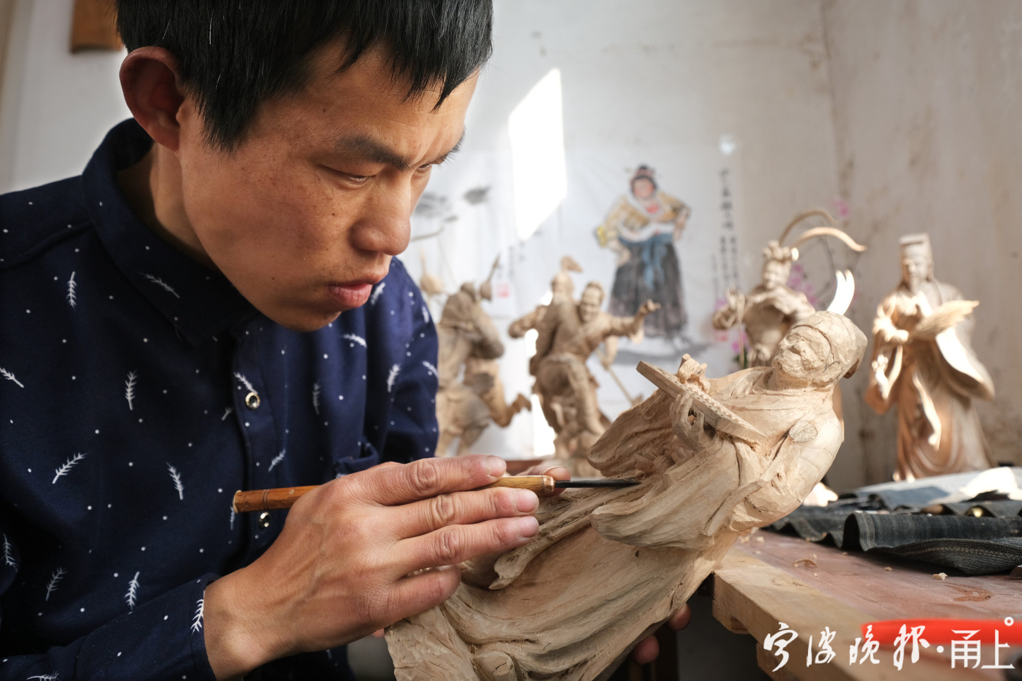 宁波这位草根工匠要用十年雕刻水泊梁山108将