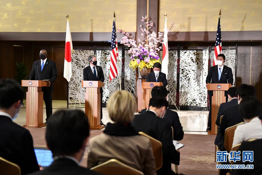 3月16日，在日本东京，美国国务卿安东尼·布林肯（左二）和国防部长劳埃德·奥斯汀（左一）与日本外务大臣茂木敏充（右二）和防卫大臣岸信夫在会晤后召开联合记者会。新华社发（Pool图片，野木一广摄）