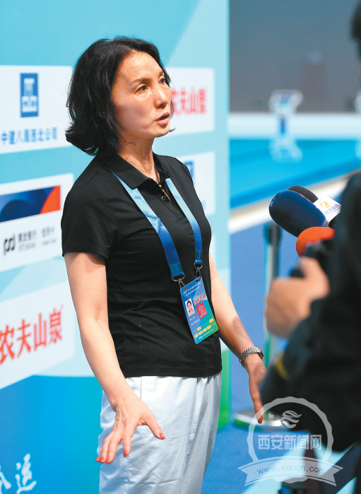 本次跳水赛裁判长余俭正在接受采访.