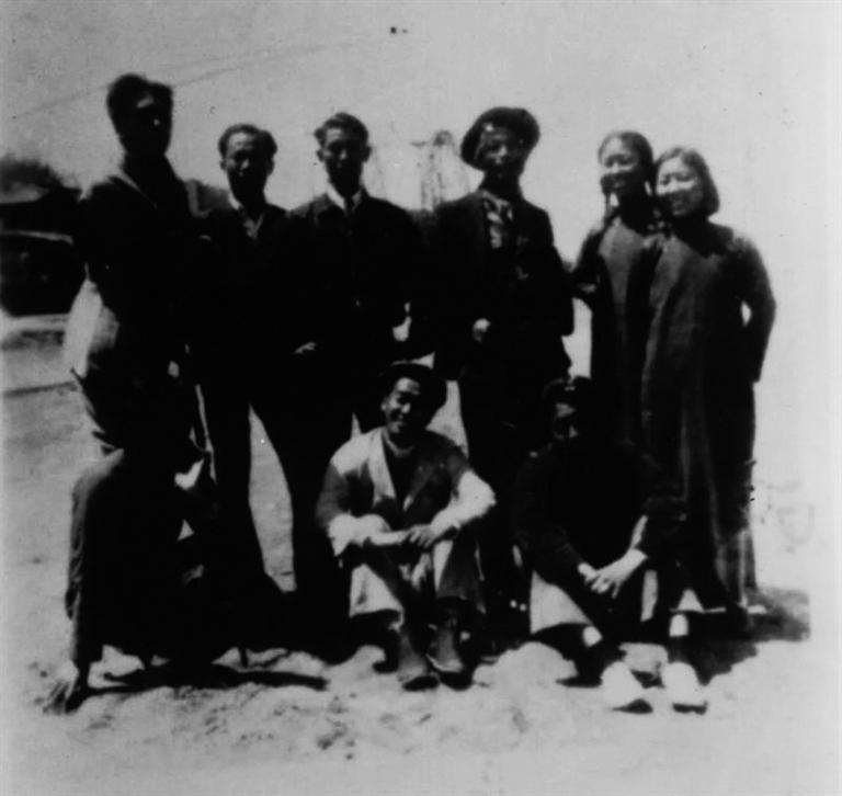 1938年4月，王洛宾（前排中）与文化界人士在兰州
