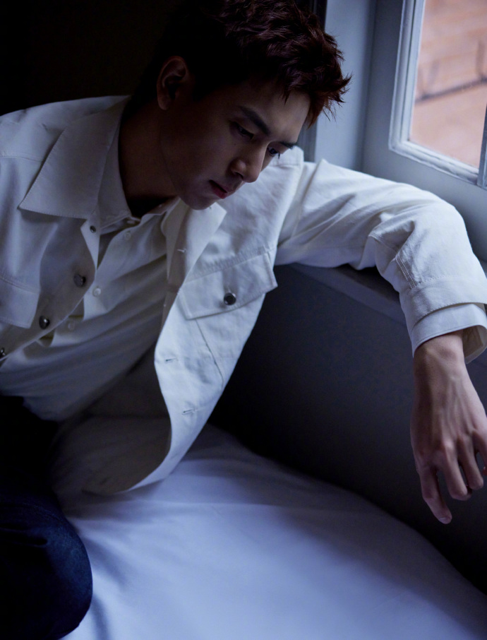 李现白衬衫造型慵懒随性