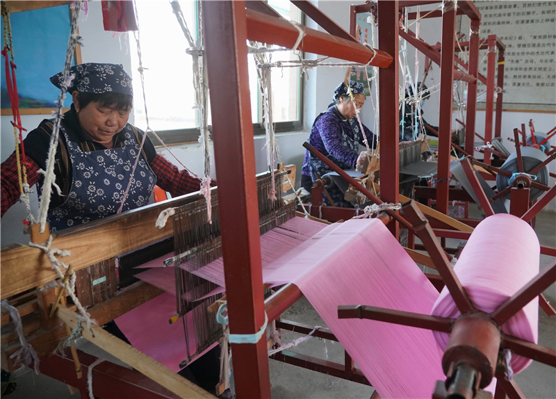 3月17日,迁安市杨店子街道办事处高引铺村"绣娘手工坊"合作社的社员在