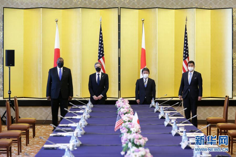 3月16日，访问日本的美国国务卿安东尼·布林肯（左二）和国防部长劳埃德·奥斯汀（左一）与日本外务大臣茂木敏充（右二）和防卫大臣岸信夫（右一）一同在日本在东京出席“2+2”会谈。新华社发（Pool图片，太田洁摄）