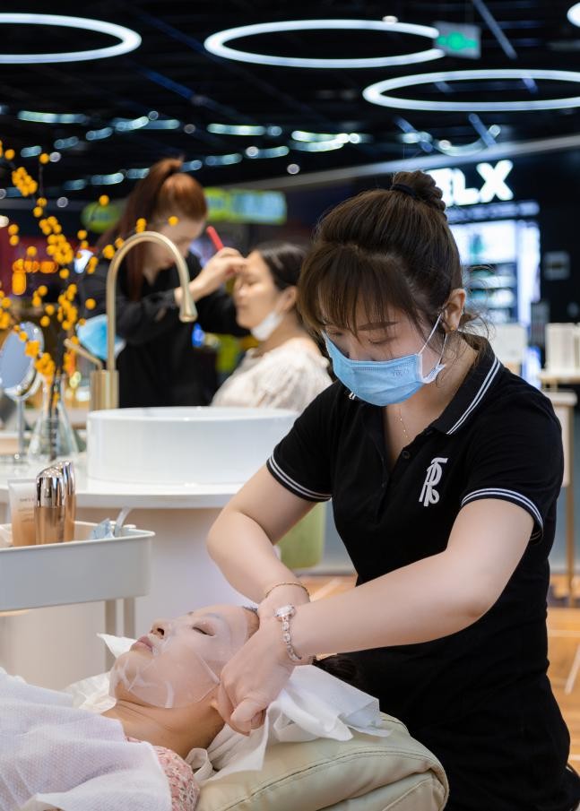 奢思雅的线下门店坚持"美妆 服务",你不仅能在店内试用护肤品与化妆品