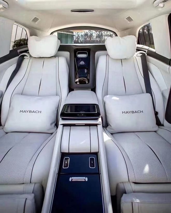 内饰也极尽奢华,奔驰常见的全尺寸液晶屏联屏设计也用在了迈巴赫gls