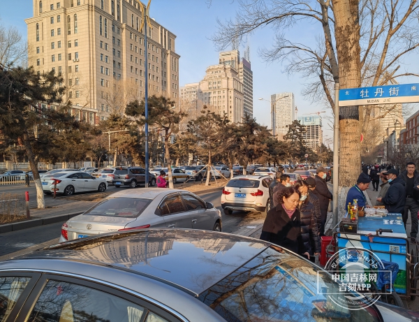 在解放大路小学，家长等待孩子放学。