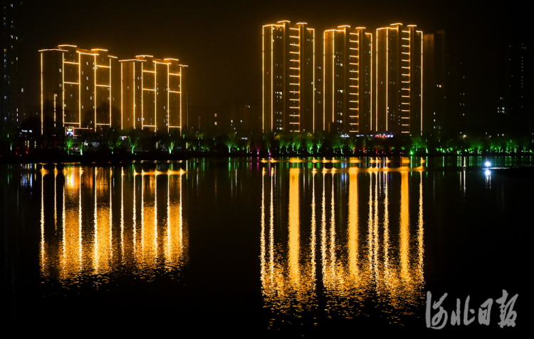 河北省迁西县滦水湾公园夜景。河北日报记者赵杰 摄影报道