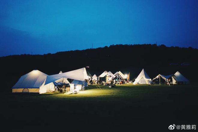 在家門口登山,露營,和一大票朋友們一起支起帳篷與燒烤架,圍著篝火彈