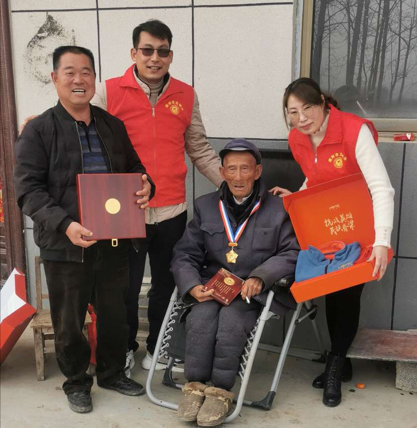 志愿者与禅堂镇95岁的老兵周广胜（坐轮椅者）和女婿在一起。