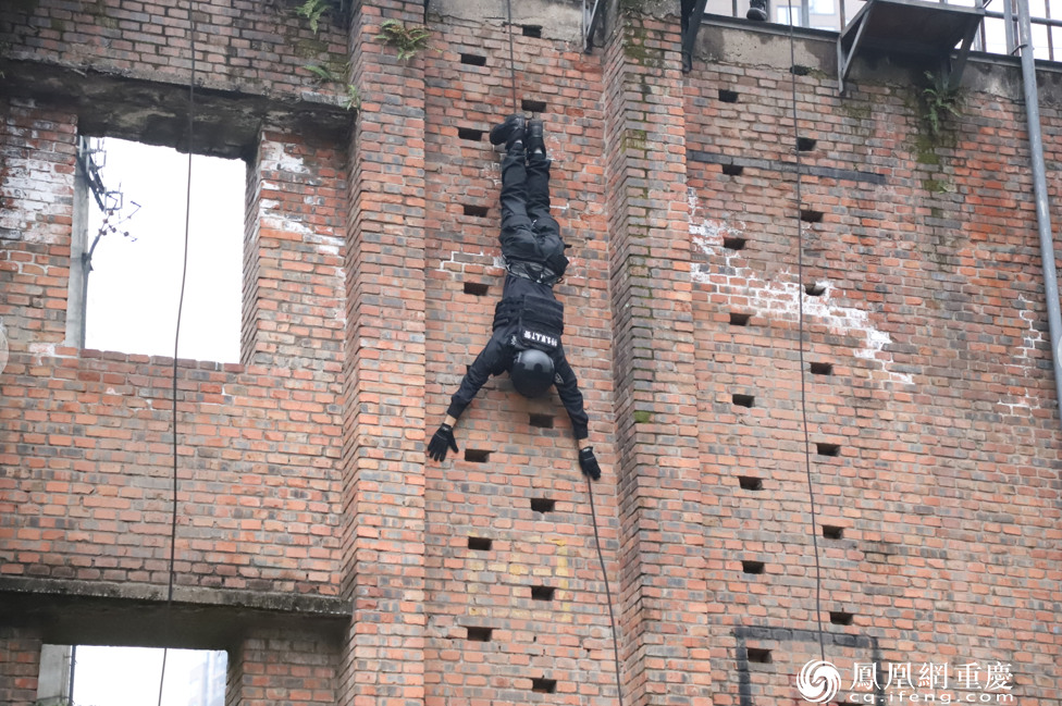 特警队员“飞檐走壁”