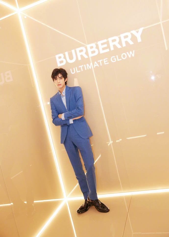 宋威龙展现高挑完美的身材比例_https://www.izongheng.net_快讯_第2张