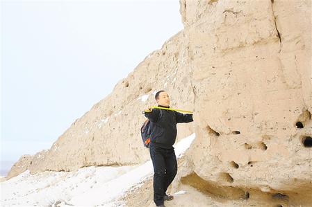 张斌调查肃南县明长城——卯来泉堡保存现状 图片由张斌本人提供