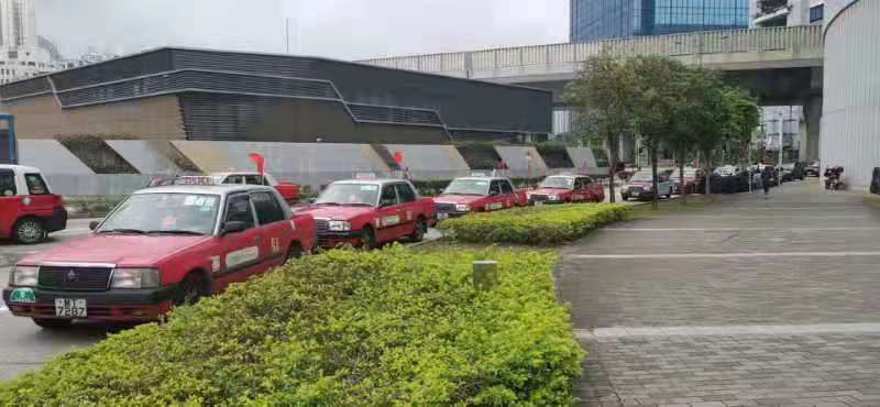 香港的士司机从业员总会14日安排100辆的士,悬挂国旗进行巡游宣传。图源:香港的士司机从业员总会