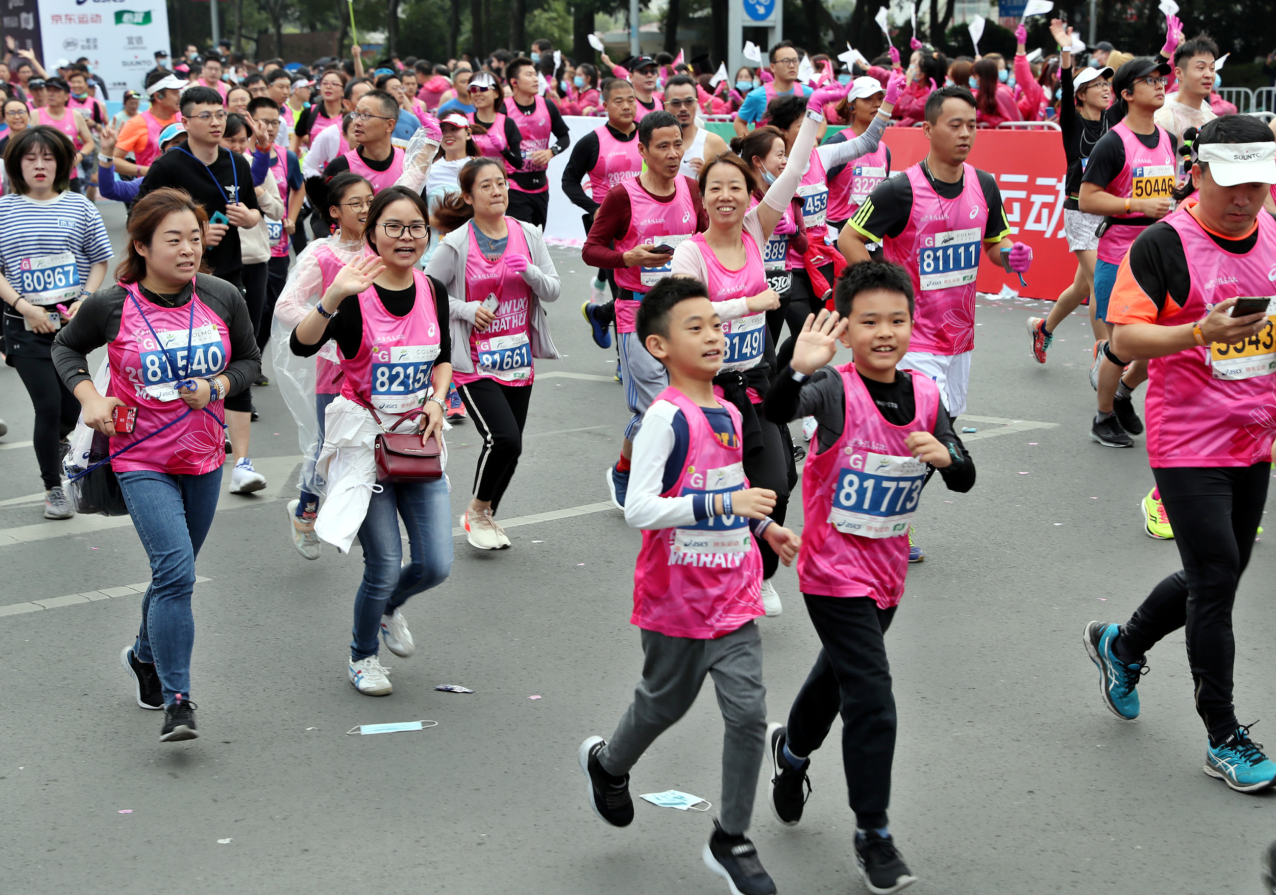 参与马拉松运动的孩子们。