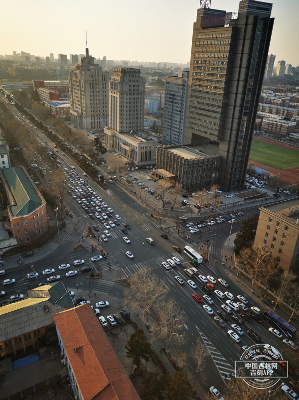 下午5点,解放大路与同志街交会处.