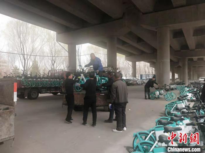 登记挂牌工作进行中。　杨佩佩 摄