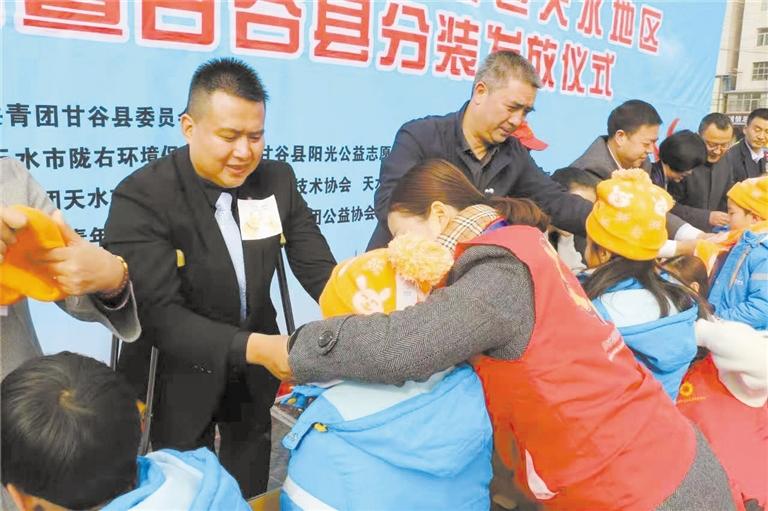 张林成和他的团队开展公益活动