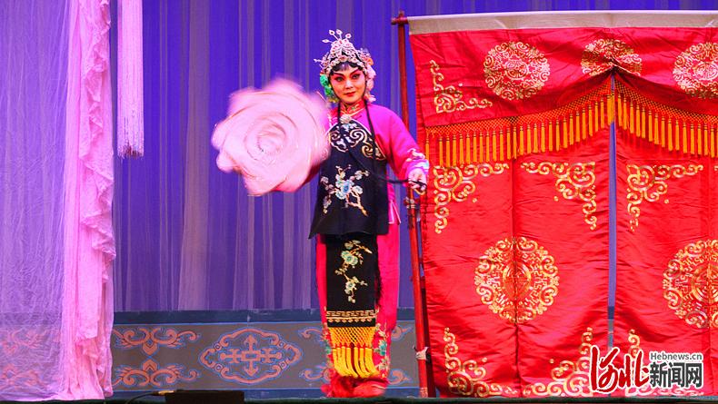 石家庄丝弦技巧耍手绢。省非遗保护中心供图