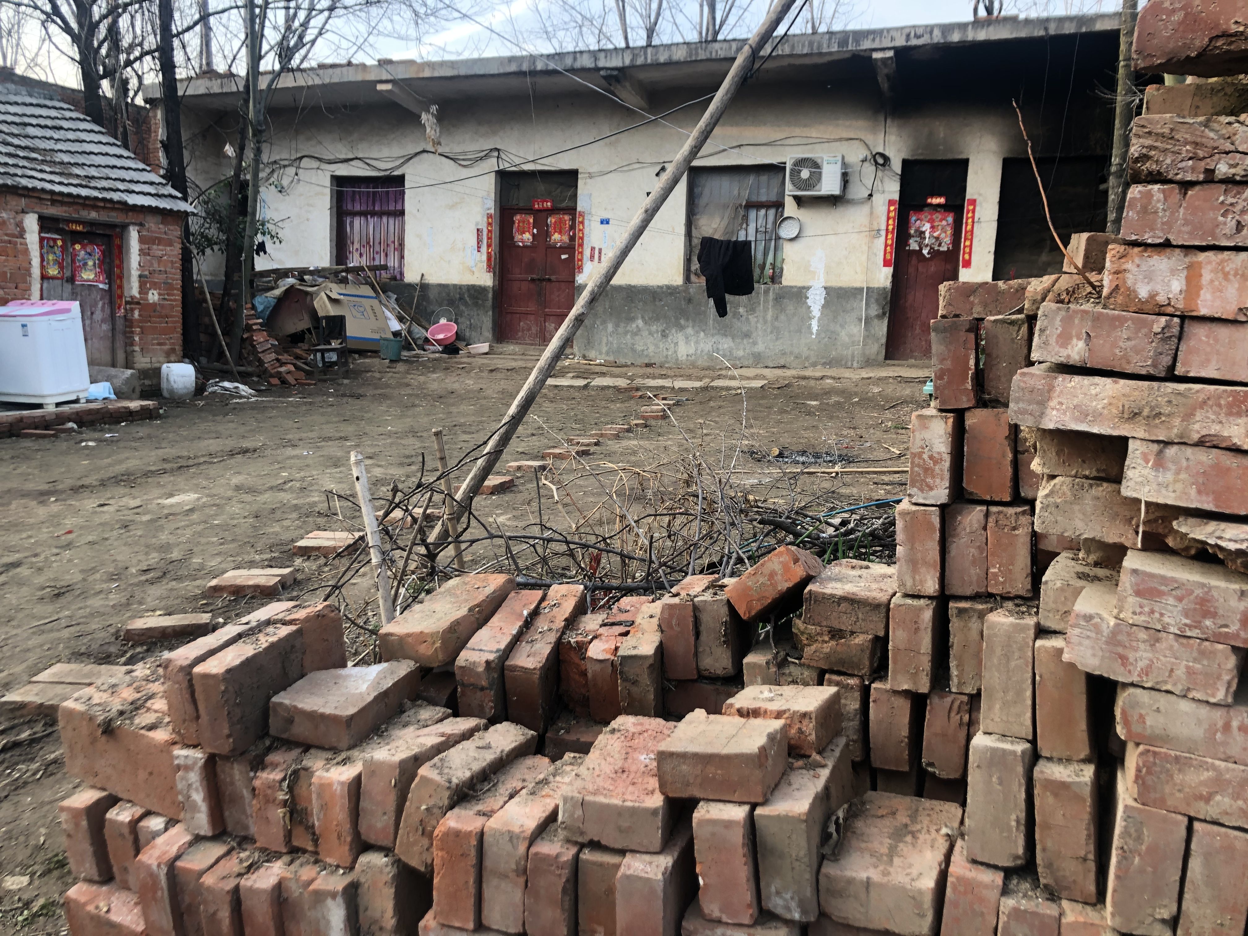 张家屋门紧锁，3月3日傍晚以后，张新照再也没有出现过。新京报记者 杜寒三 摄