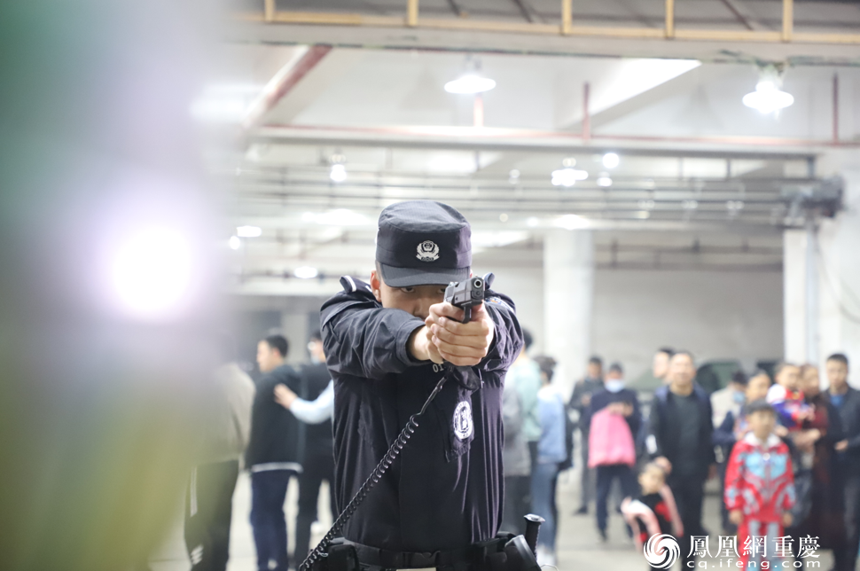 展现特警精湛的枪法