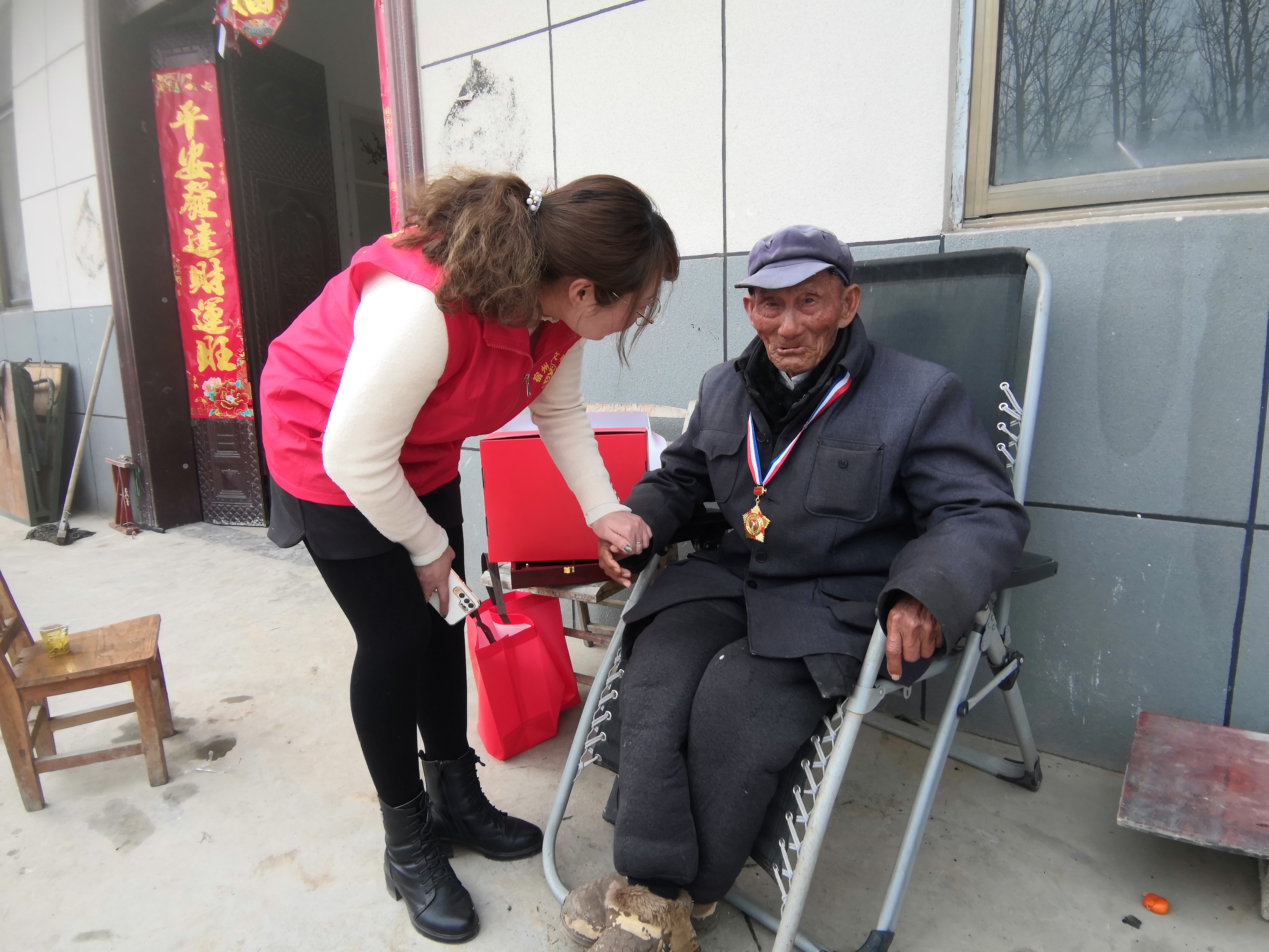 这是志愿者在老兵周广胜家慰问。