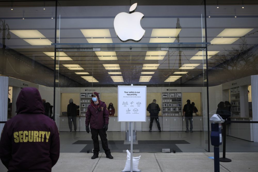 苹果零售店逐步恢复正常 开始允许顾客试戴AirPods_凤凰网