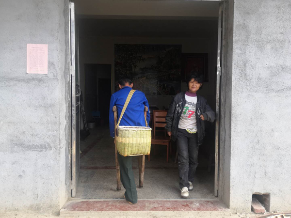 2020年11月3日，范家发背着箩筐从地里回家，先回家的妻子正巧走出家门。