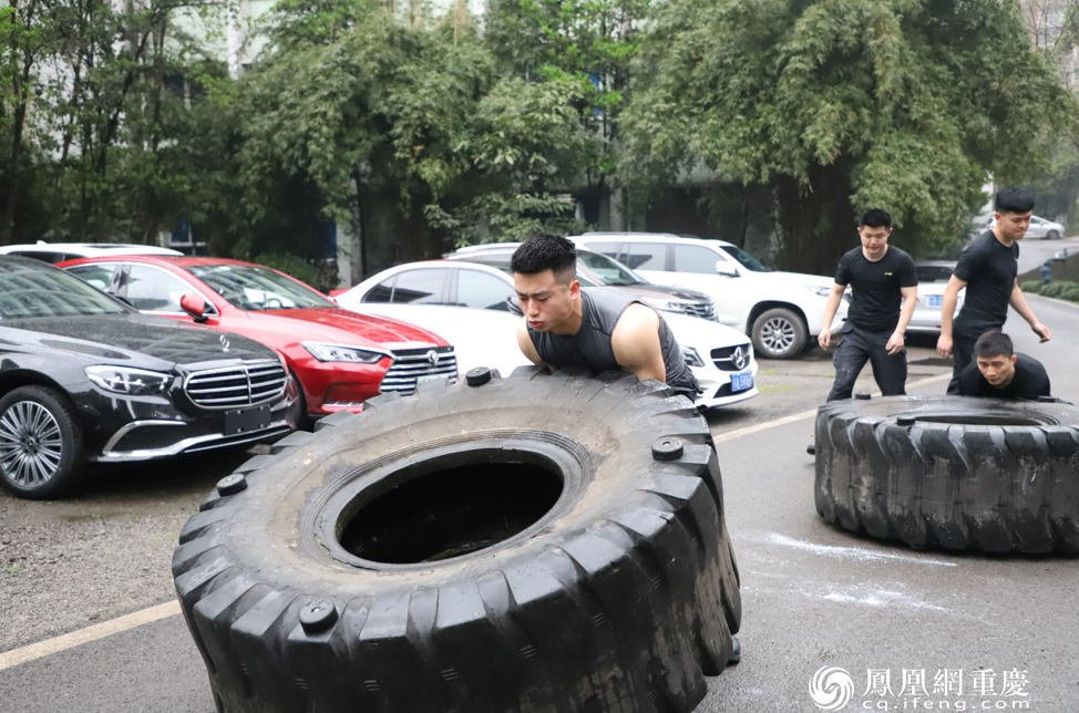 搬动200公斤重的轮胎