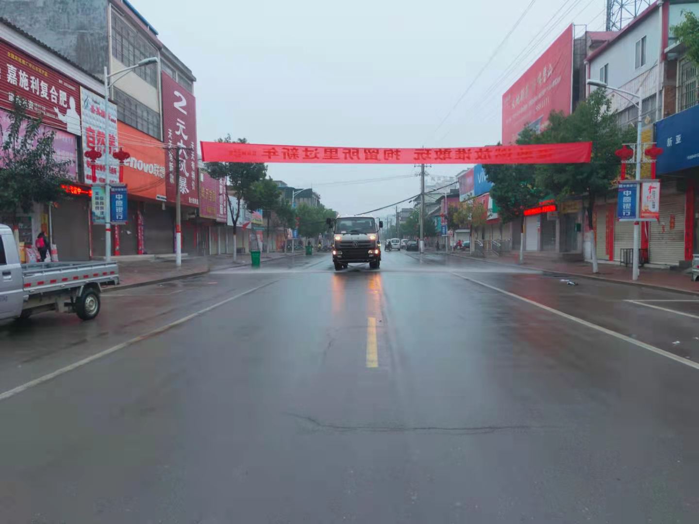 鲁山县张良镇聘请专业团队为街道美容