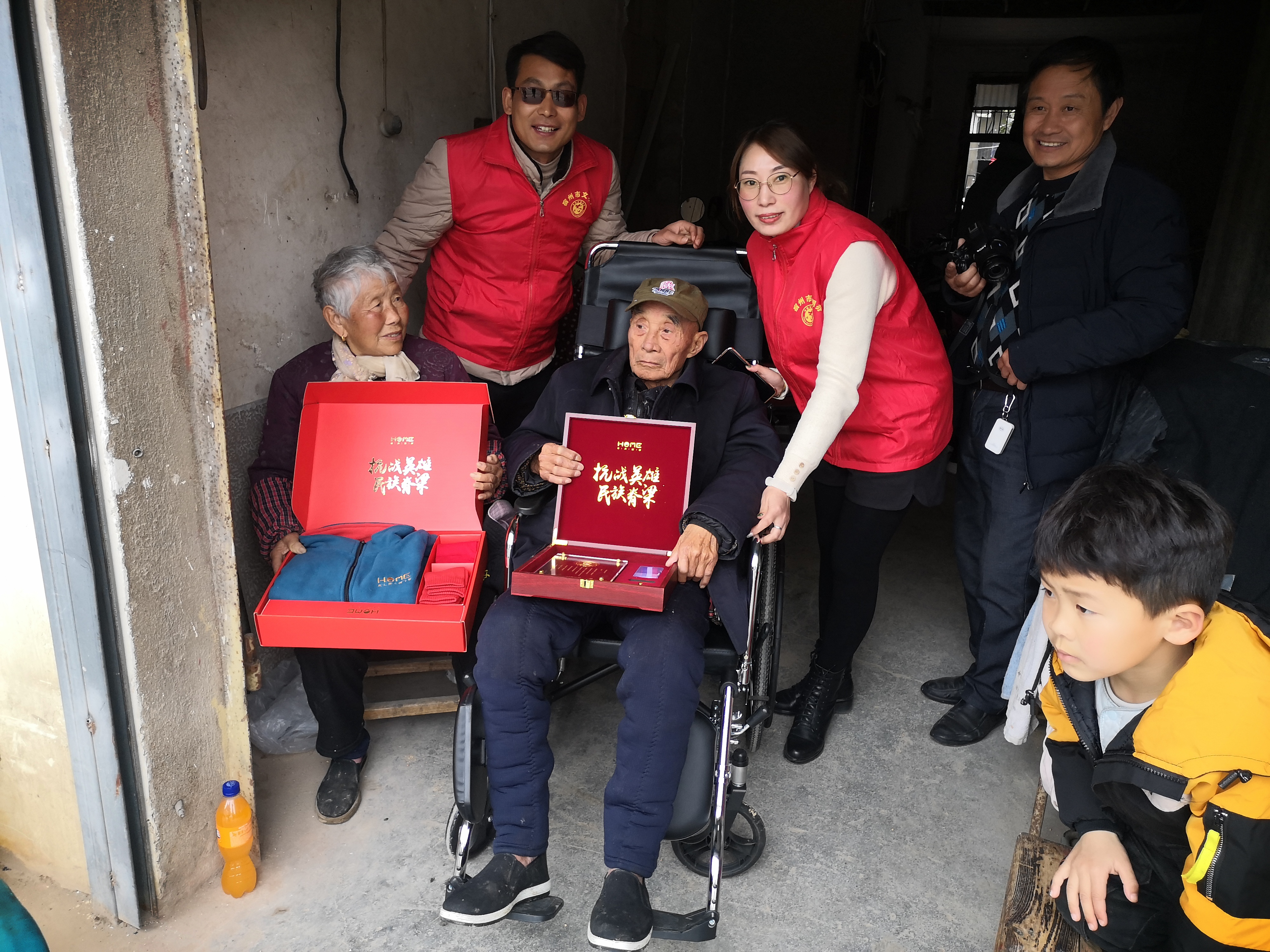 这是志愿者在灵城镇老兵张正福家慰问。